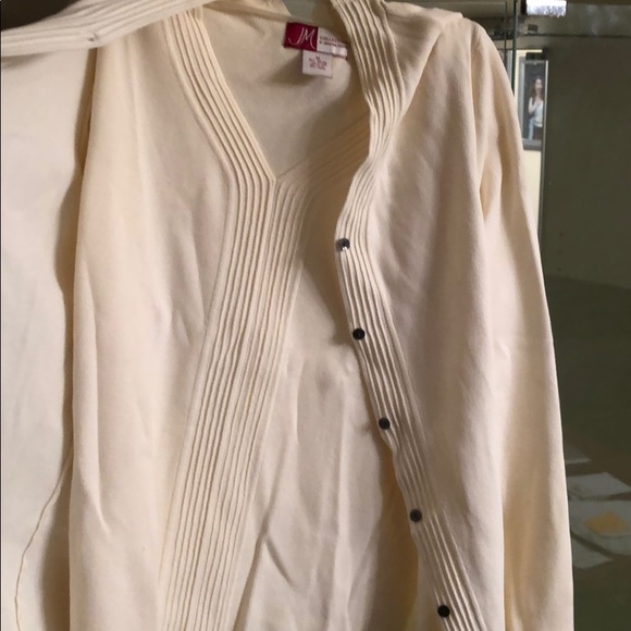 Cream colored sweater set - Picture 2 of 4